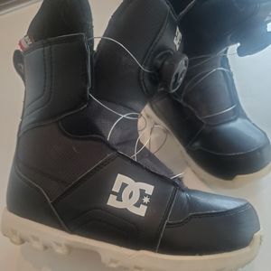 Kids DC snowboard boots with boa laces size 4